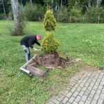 Prace porządkowe na cmentarzu w Kramarzynach